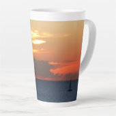 サンセットクラウドと帆船シースケープ カフェラテマグ (右アングル)