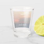 サンセットクラウドと帆船シースケープ ショットグラス (裏面)