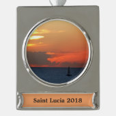 サンセットクラウドと帆船シースケープ シルバープレートバナーオーナメント (正面)