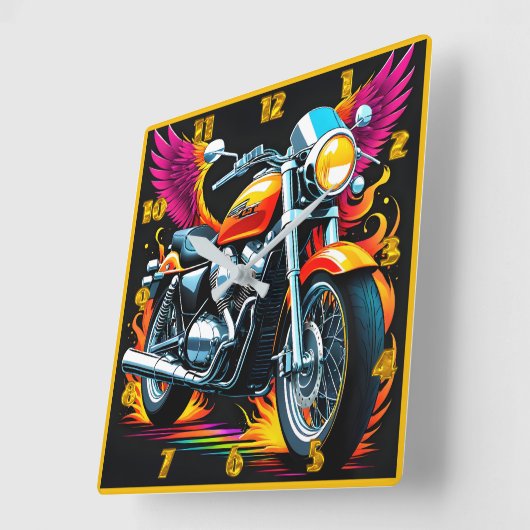 サンセットグローの鮮やか翼を持つ炎のオートバイ スクエア壁時計 (傾斜)