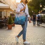 サンセットトート。幾何学模様トートバッグ トートバッグ<br><div class="desc">青鮮やか色、オレンジ色、金ゴールドの豊かな色合いの幾何学的な三角形のパターンを示すインスパイア、この日の入ったトートバッグで日々のスタイルにエネルギーを持ち込む。繊細な金ゴールド線と組み合わせ縁どた印象的なカラーパレットはモダンデザインを作エレガント成する。この多彩なアクセサリーはショッピング旅行や走の用事に最適で、どんな服にも色のクリエイティブをポップ・アートの追加するのに最適である。</div>