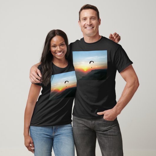 サンセットパラグライドWanderlustエクストリームスポーツアート Tシャツ (ユニセックス)