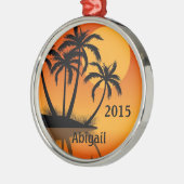 サンセットパーソナライズされたとパームツリーズトロピカルビーチ メタルオーナメント (左)