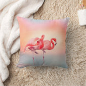 サンセットフラミンゴの水の中に二羽のピンクのフラミンゴがいました。 クッション (ブランケット)