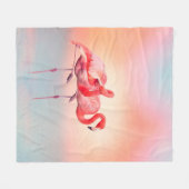 サンセットフラミンゴの水の中に二羽のピンクのフラミンゴがいました。 フリースブランケット (正面(横))