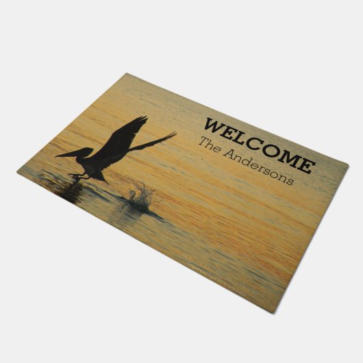 サンセットフロリダで飛行中のペリカンの鳥海 ドアマット (アングル)