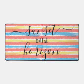 サンセットホライゾンピンクイエローブルーウォーター色のストライプ デスクマット (正面)