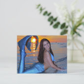 サンセットポストカードでビーチにポーズをとる人魚 ポストカード (スタンド正面)