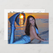 サンセットポストカードでビーチにポーズをとる人魚 ポストカード (正面/裏面)