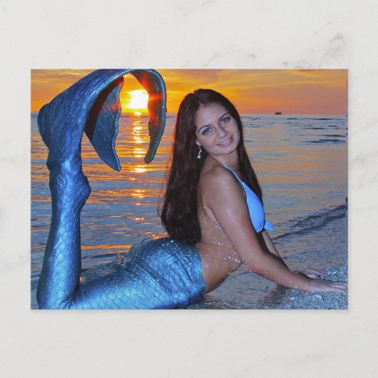 サンセットポストカードでビーチにポーズをとる人魚 ポストカード (正面)