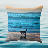 サンセット上の跳ね上げ犬のビーチシミュレート水色 クッション