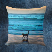 サンセット上の跳ね上げ犬のビーチシミュレート水色 クッション