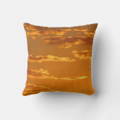 サンセット写真明るいオレンジ色の黄色い水平雲 クッション (裏面)