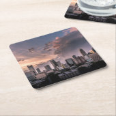 サンセット時のシャーロットのダウンタウン、ノースカロライナ スクエアペーパーコースター (アングル)