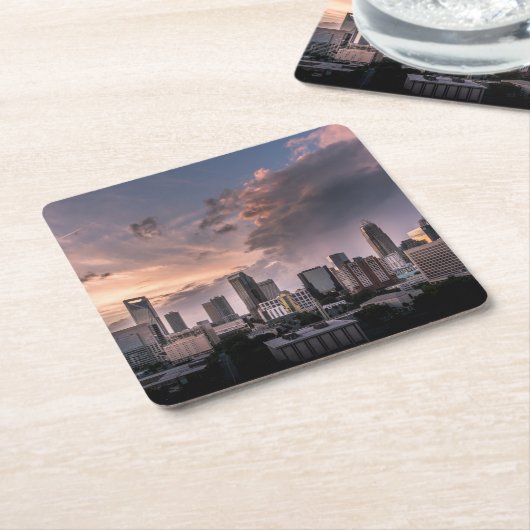 サンセット時のシャーロットのダウンタウン、ノースカロライナ スクエアペーパーコースター (アングル)