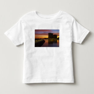 サンセット時のレクリエーションラグーンとアパート トドラーTシャツ