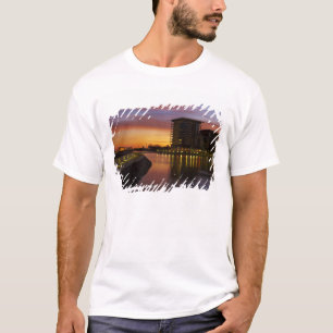 サンセット時のレクリエーションラグーンとアパート Tシャツ
