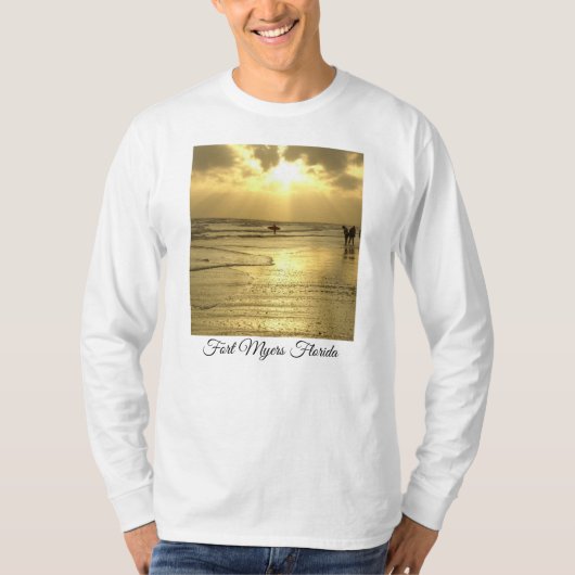 サンセットTシャツでビーチを楽しむ Tシャツ (正面)