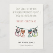 サンタおもしろいがストッキングにクリスマス現金をプレゼント シーズンポストカード (正面)