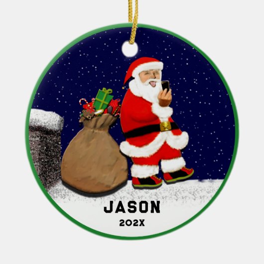 サンタおもしろいセルフィーのクリスマス セラミックオーナメント (正面)