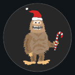 サンタおもしろいハットのビッグフットChristmas Cartoon ラウンドシール<br><div class="desc">可愛いおもしろいユニークビッグはサンタハットを着てキャンディーケーンを持つクリスマスデザインはクリスマス休暇中のビッグ愛好家や自然愛好家にとって素晴らしい。</div>