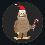 サンタおもしろいハットのビッグフットChristmas Cartoon ラウンドシール<br><div class="desc">可愛いおもしろいユニークビッグはサンタハットを着てキャンディーケーンを持つクリスマスデザインはクリスマス休暇中のビッグ愛好家や自然愛好家にとって素晴らしい。</div>