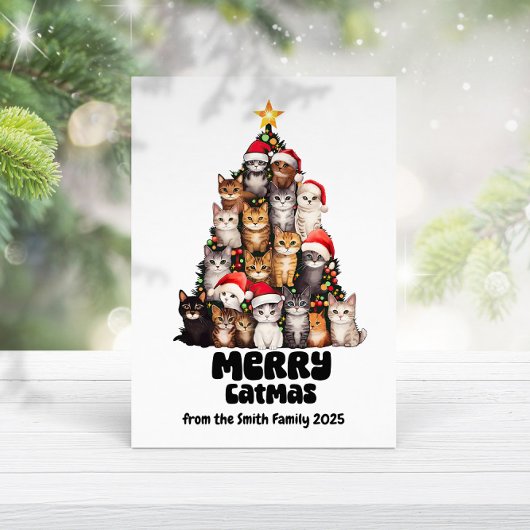 サンタおもしろいハットの猫フェスティバルツリーのクリスマス カード