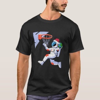 サンタおもしろいハット宇宙飛行士が地球バスケットボールをダンキング Tシャツ