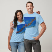 サンタおよびトナカイのワイシャツ Tシャツ (ユニセックス)