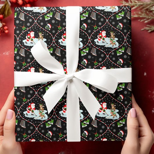 サンタがアイスホッケーをするクリスマスパターン ブラック ラッピングペーパー