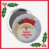 サンタがクリスマスのピンバックを見ている 缶バッジ