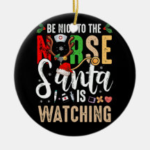 サンタがクリスマスを見ているナースに優しい