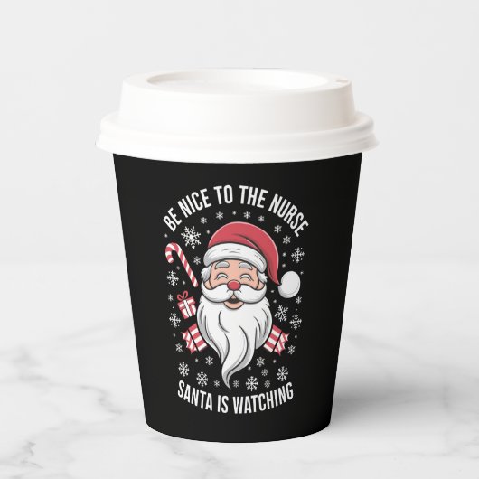 サンタがクリスマスを見ているナースに優しい 紙コップ (正面)
