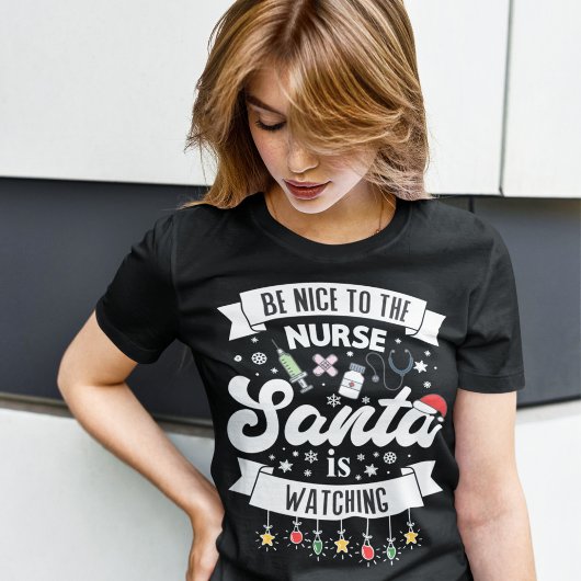 サンタがクリスマスを見ているナースに優しく Tシャツ