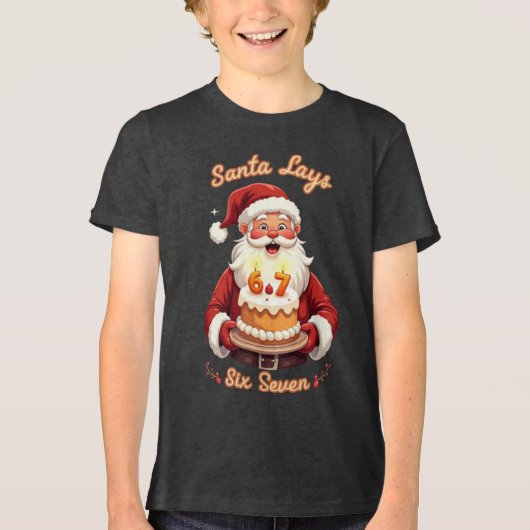 🎅サンタがシックスセブンと言うミーム – 面白いサンタのケーキデザイン トライブレンドTシャツ (正面)