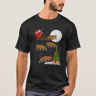 サンタがジャガーに乗ってクリスマスツリーをライトアップ 面白いクリスマスのデザイン Tシャツ