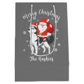 サンタがハスキー犬に酔ってクリスマスを楽しむ ミディアムペーパーバッグ (裏面)