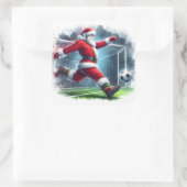 サンタが冬舞台でサッカーボールを蹴る スクエアシール (バッグ)