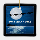 サンタすごいとホーネットF/A-18ジェットクリスマス セラミックオーナメント (裏面)