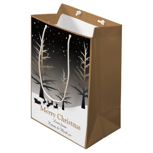 サンタそりとツリーシルエットパーソナライズされた ミディアムペーパーバッグ (正面アングル)