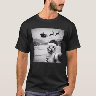 サンタとセルフィーを撮る猫 楽しいクリスマス Tシャツ