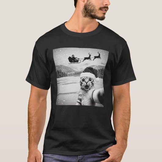 サンタとセルフィーを撮る猫 楽しいクリスマス Tシャツ (正面)