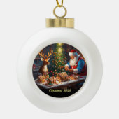 サンタとトナカイがジンジャーパンの家を作る セラミックボールオーナメント (正面)
