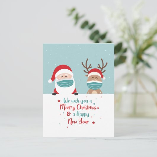 サンタとトナカイがマスク姿で、みなさんにクリスマスと新年のご挨拶 ポストカード (スタンド正面)
