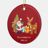 サンタとトナカイによるクリスマスツリーとプレゼント セラミックオーナメント (左)