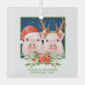 サンタとトナカイのカップルかわいいクリスマスピッグ ガラスオーナメント (正面)