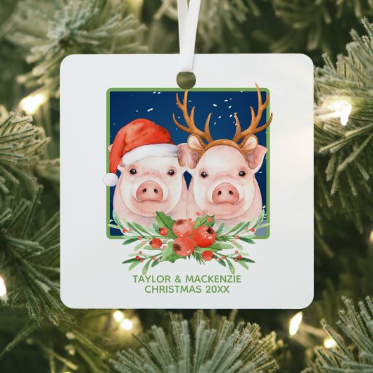 サンタとトナカイのカップルかわいいクリスマスピッグ メタルオーナメント (インサイチュ)