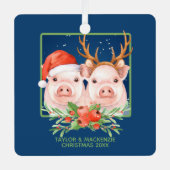 サンタとトナカイのカップルかわいいクリスマスピッグ メタルオーナメント (正面)