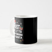サンタと一緒に泳ぎに行く可能性が最も高い クリスマス 水着 コーヒーマグカップ (正面左)
