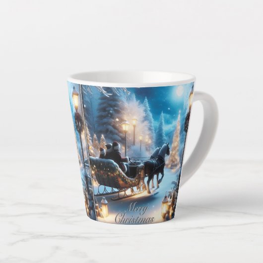 サンタと一緒に美しいそりに乗る カフェラテマグ (右アングル)
